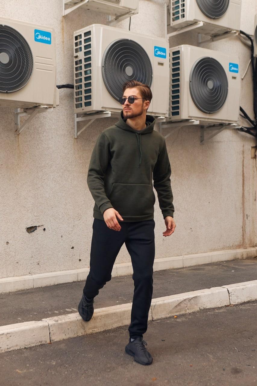 Чоловічий зимовий спортивний костюм хакі з чорним із капюшоном ⁇ Комплект худі та штани на флісі, фото 1