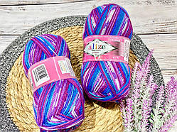 Пряжа Alize Superwash comfort socks. 100 г. 420 м. Колір — меланж 4412 білий, фіолетовий, слива, рожевий, блакитний
