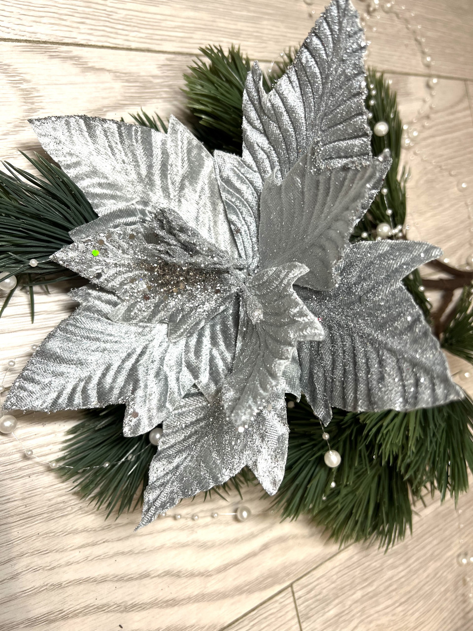 Різдвяна квітка - пуансеттія . Новорічна прикраса - пуансеттія ( срібна 17 см )