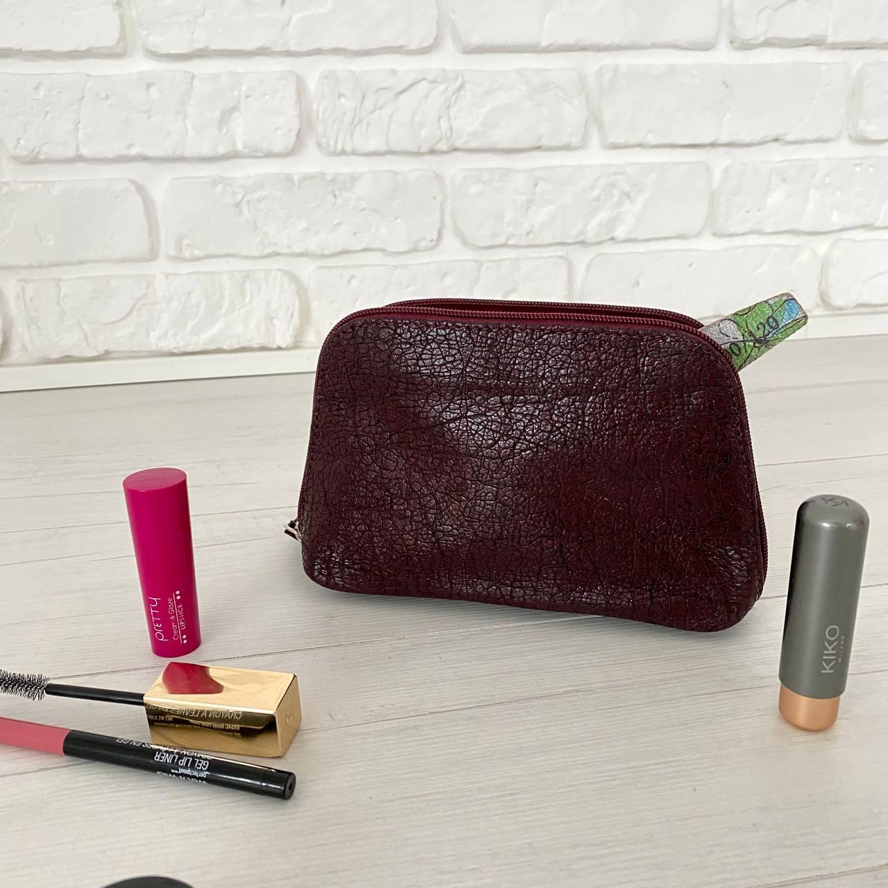 Бордова шкіряна косметичка Woman's heel зі щільною текстурою й блискавкою (В-476-1)