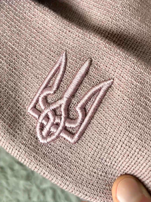 Шапка патріотична Тризуб в'язка onesize пудра, фото 2