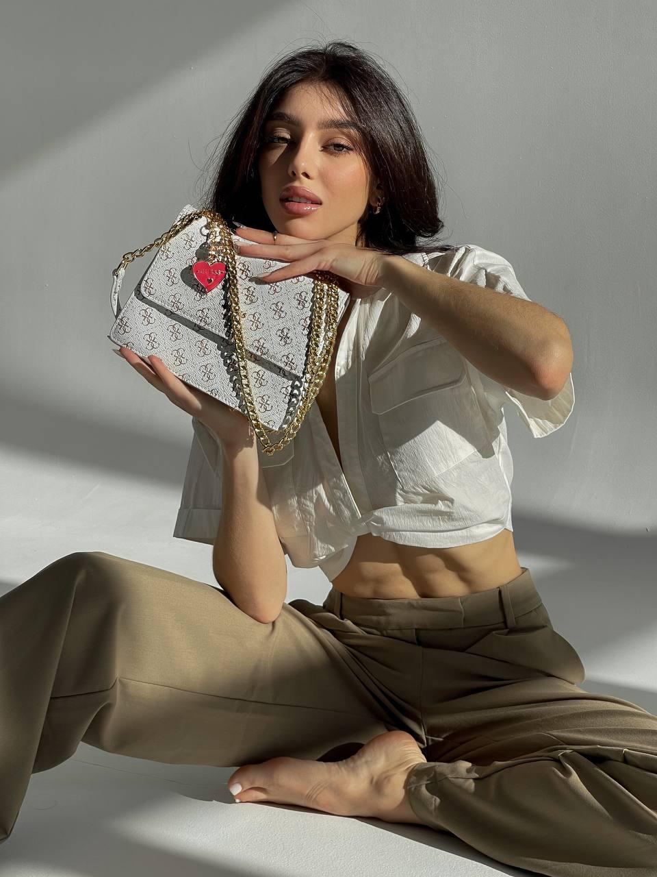 Жіноча сумка-клатч Guess love white (біла) BONO0714 стильна маленька сумочка на довгому ланцюжку з ремінцем топ, фото 1