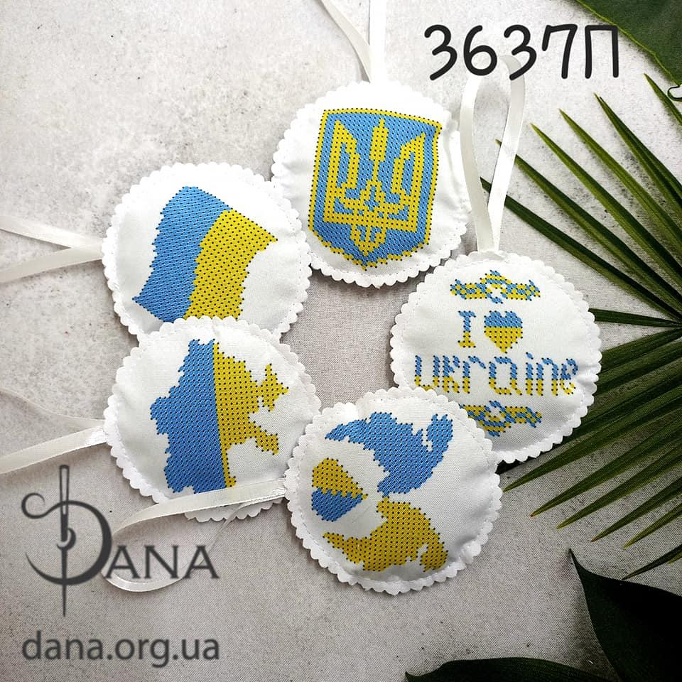 Пошита ялинкова прикраса під вишивку бісером