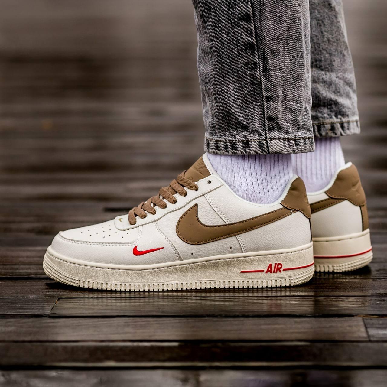 Білі жіночі кросівки Nike Air Force 1 Essential. Кроси з кольоровими деталями Найк Аїр Форс жіночі.