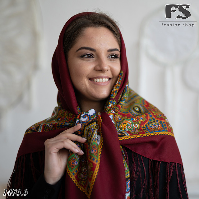 гкрна хустина для української дівчини