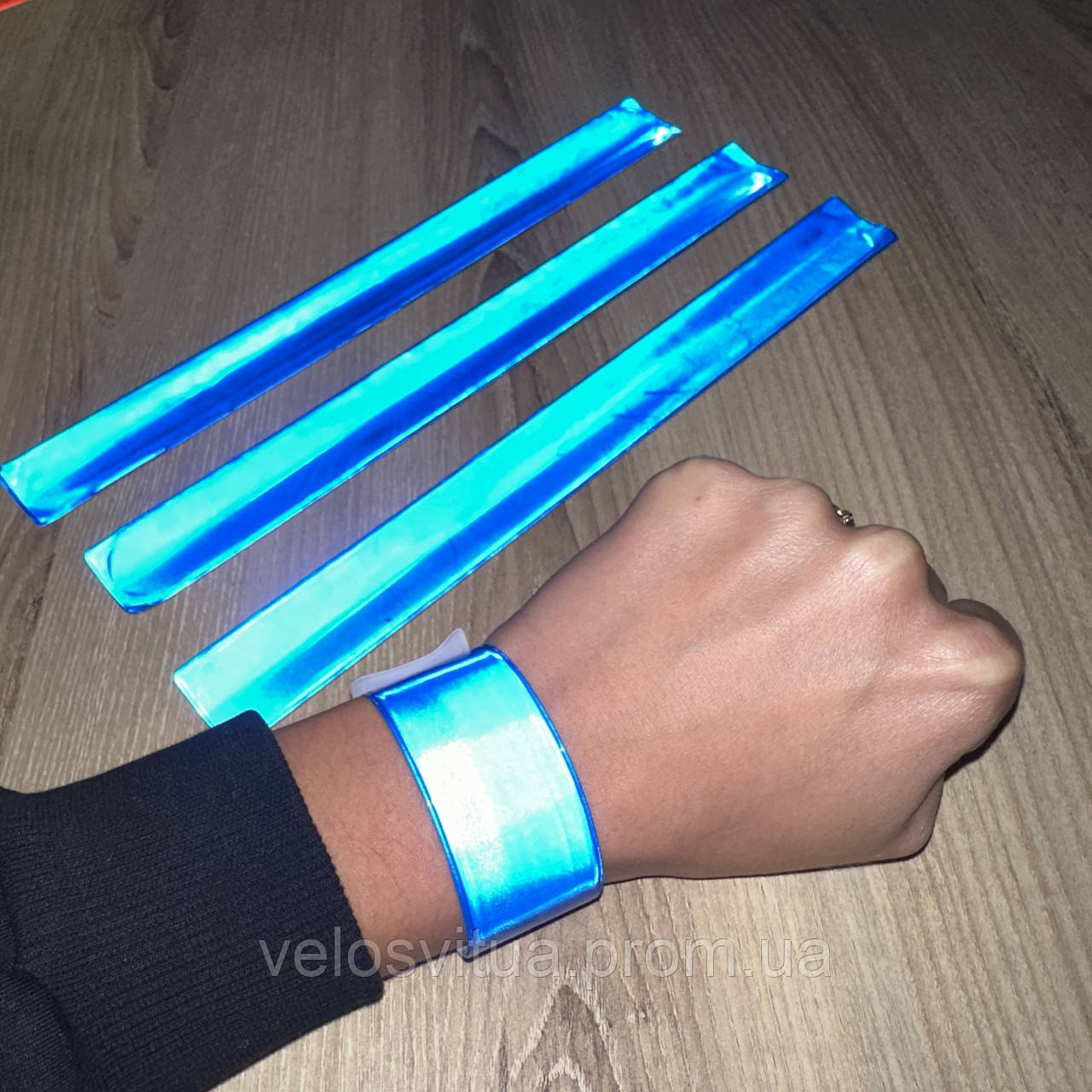 Светоотражающие браслеты на руку на ногу светоотражающая лента само-скручивающий браслет отражатель - фото 1 - id-p1712078618
