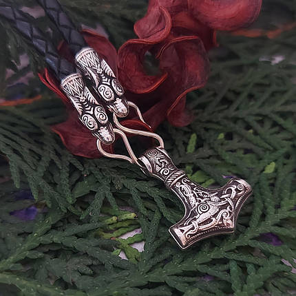 Молот Тора Маммен малий, голови кінцевики Вовки, срібна шийна прикраса з натуральною шкірою., фото 1