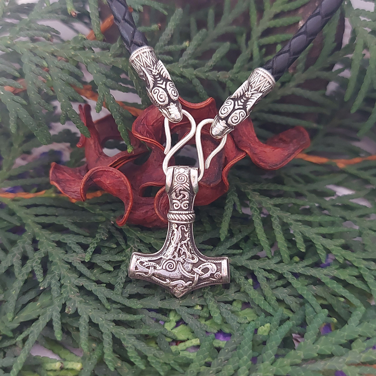 Срібний Молот Тора Маммен у зборі з підвісом і головами на шнурі.