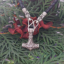 Срібний Молот Тора Маммен у зборі з підвісом і головами на шнурі.