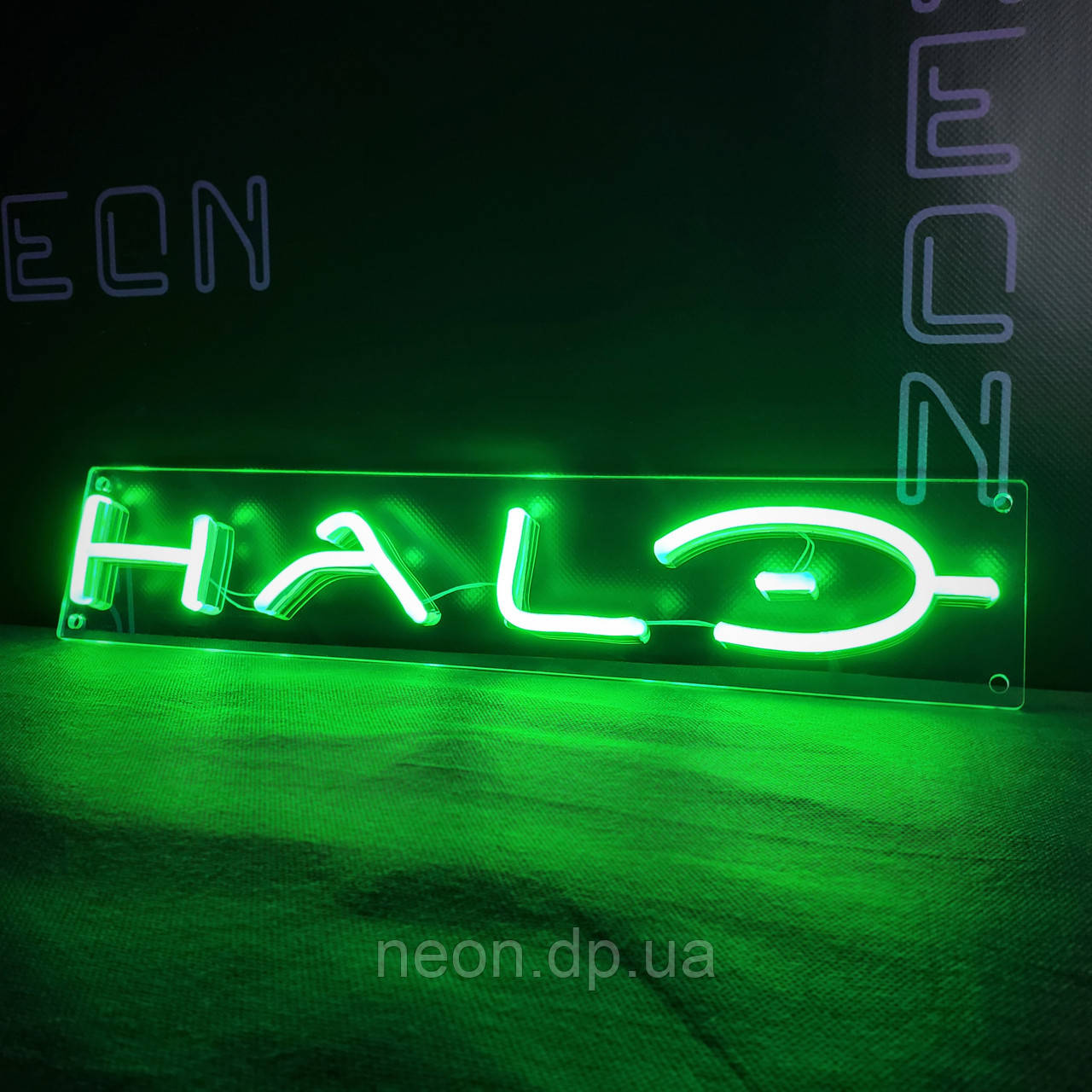 Неонова вивіска "Halo"