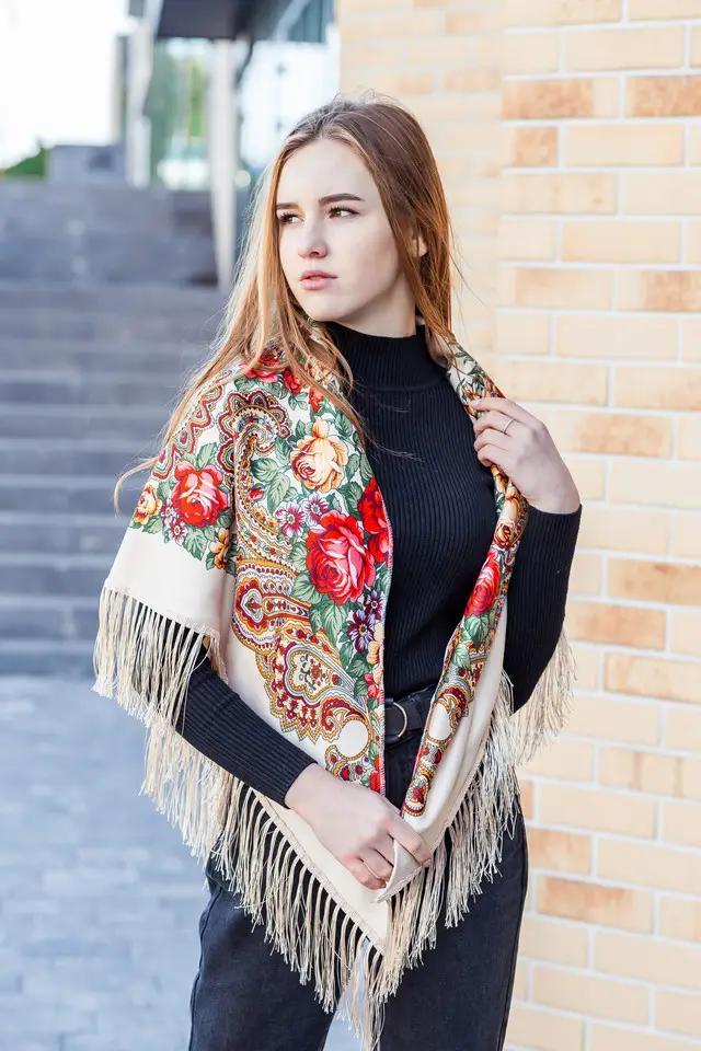 Хустка народна українська з квітами з тороками Марта 110*110 см молочна
