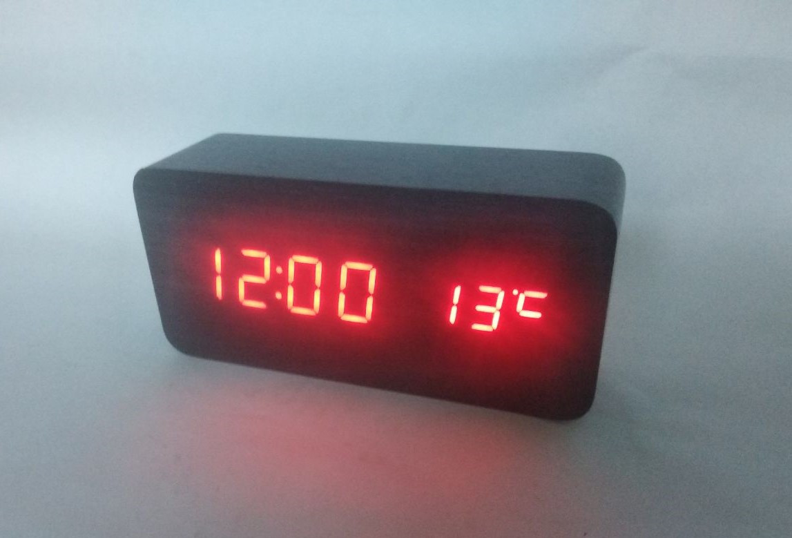 Годинник VST-862-1 з червоним підсвічуванням у вигляді дерев'яного бруска