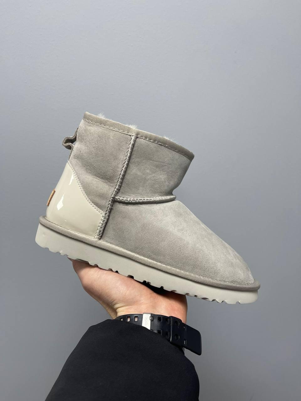 Уги жіночі Ugg Light Grey Metallic Suede сірі натуральна замша на овчині лакова п'ята