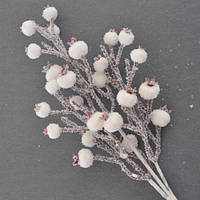 Ветка декоративная с белыми ягодами 19см заснеженная