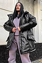Чорна зимова жіноча куртка з екошкіри з поясом та капюшоном оверсайз, фото 2