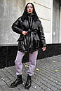 Чорна зимова жіноча куртка з екошкіри з поясом та капюшоном оверсайз, фото 4