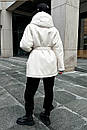 Біла зимова жіноча куртка з екошкіри з поясом та капюшоном оверсайз, фото 3