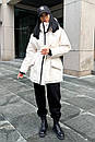 Біла зимова жіноча куртка з екошкіри з поясом та капюшоном оверсайз, фото 4
