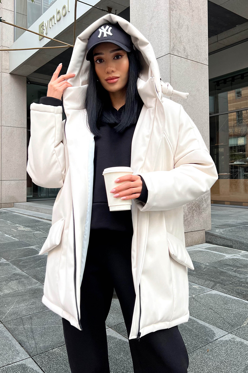Біла зимова жіноча куртка з екошкіри з поясом та капюшоном оверсайз
