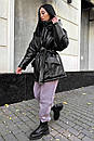 Зимова жіноча куртка з екошкіри з поясом та капюшоном кольору мокко оверсайз, фото 10