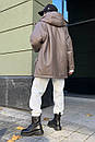 Зимова жіноча куртка з екошкіри з поясом та капюшоном кольору мокко оверсайз, фото 2