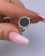Кольцо женское из серебра и золота с ониксом