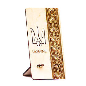 Підставка для мобільного телефону Woodoo з гравіюванням орнаменту. Тризуб вирізаний наскрізь