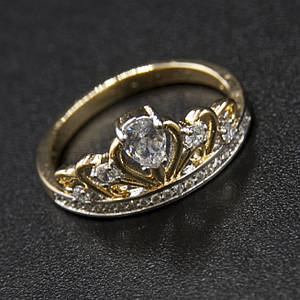 Кільце золотисте тонке Xuping Jewelry медичне золото корона з білими кришталевими камінчиками 18К