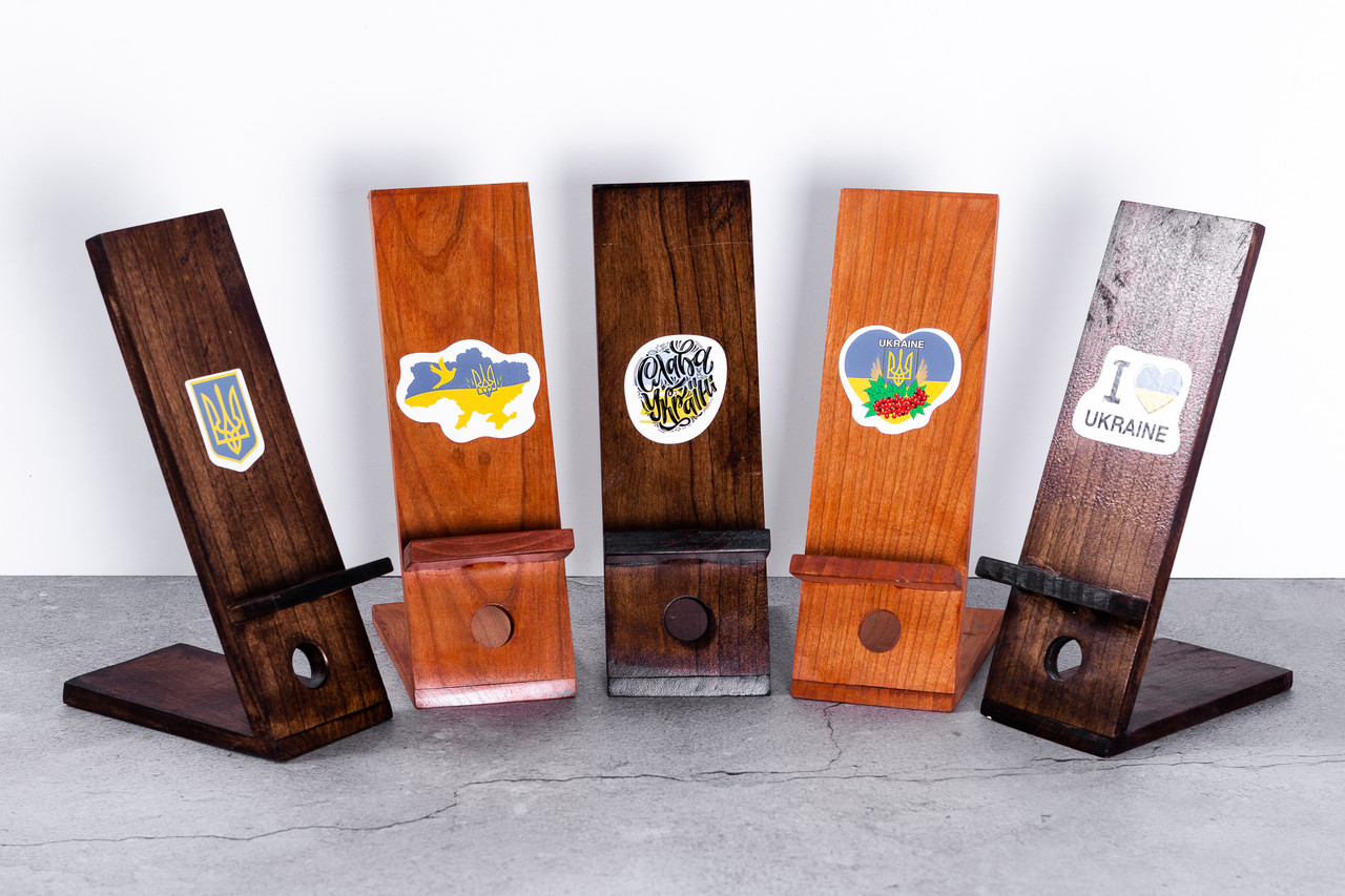 Дерев'яна підставка під телефон