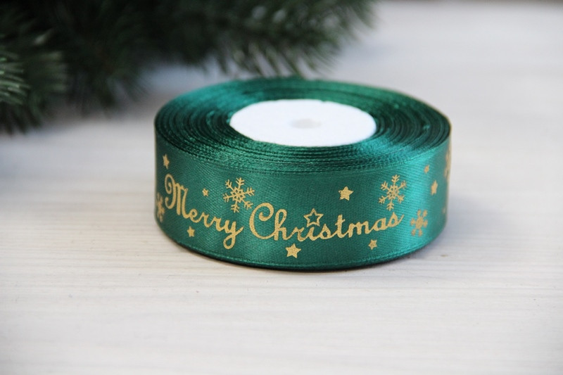 Атлас " Merry Christmas зі сніжинками   "  2,5 см  темно зелений    рулон 22.5 метри