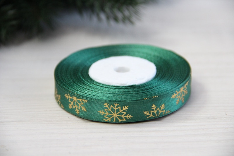 Атлас " Золоті сніжинки " 1.2 см темно зелений рулон 22.5 метри