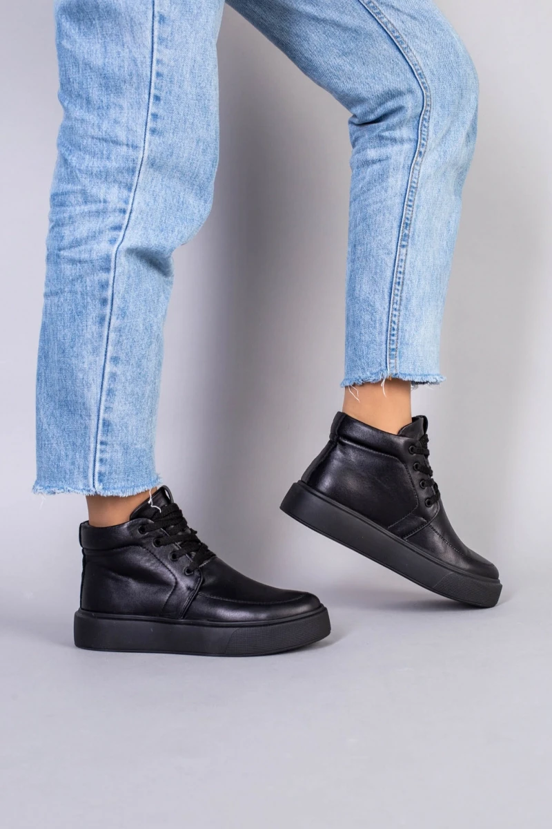 Жіночі демісезонні черевики ShoesBand Чорні натуральні шкіряні на середню/широку стопу байка 33 (22 см) (S73711-1д)