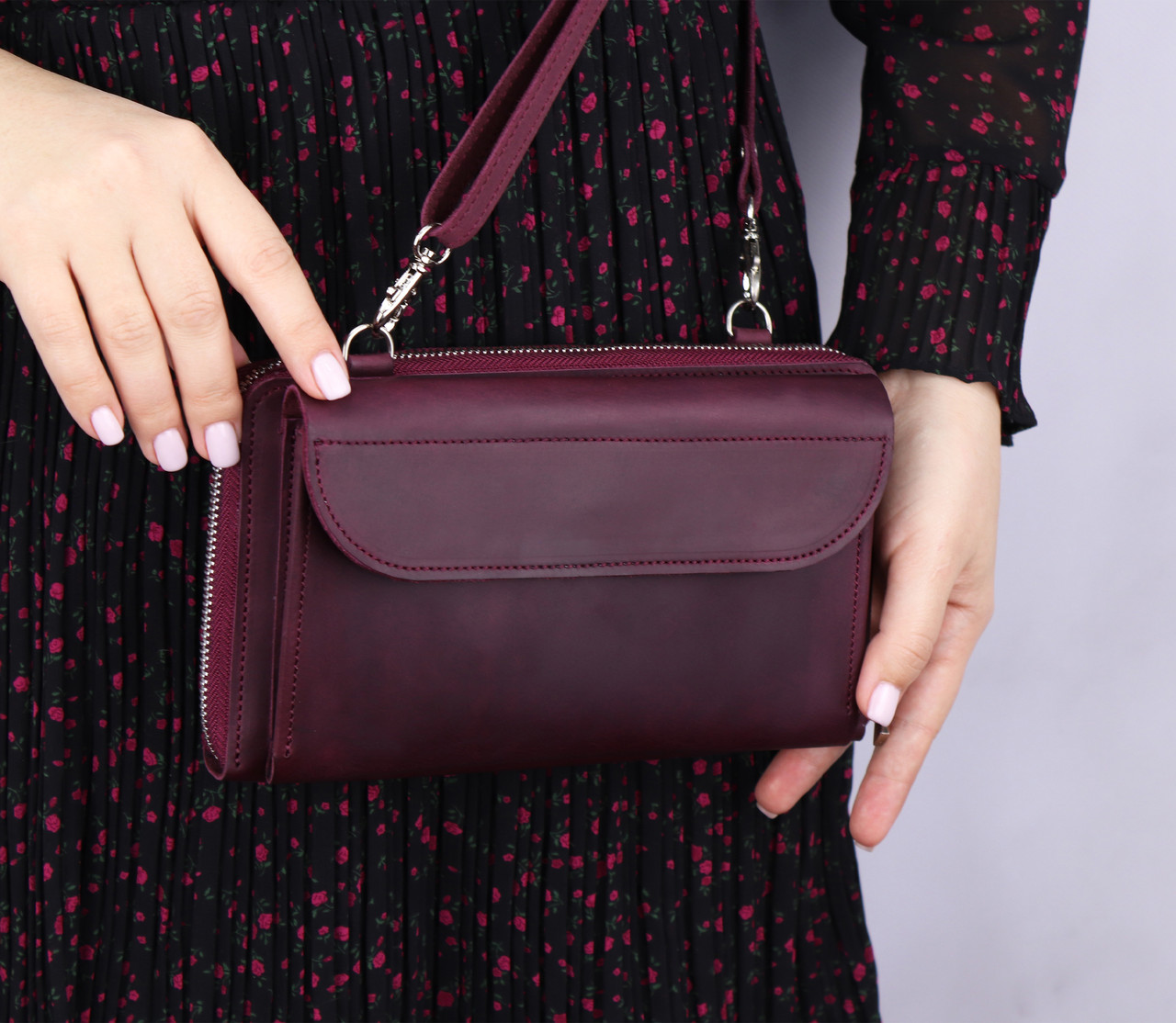 Жіноча шкіряна сумка гаманець на блискавці з плечовим ременем для телефону та грошей / Бордовий