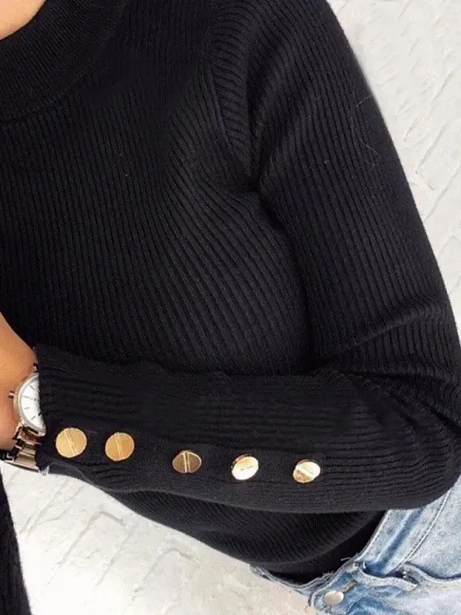 Жіночий трикотажний светр під горло на рукавах гудзики