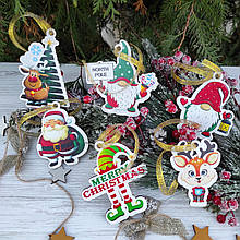 Новорічні іграшки З Різдвом. Новорічні іграшки та прикраси. Іграшки на ялинку