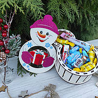 Подарочная коробка "Снеговик с подарком" 20 см Малиновая шапка. Бокс для конфет на Новый год