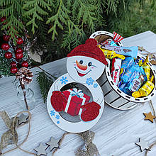 Подарункова коробка "Сніговик з подарунком" 20 см. Червона шапка. Бокс для цукерок на Новий рік