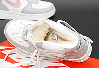 Женские кроссовки зимние с мехом Nike Air Force 1 серые с белым высокие. Зимняя обувь Найк Аир Форс 1 зима