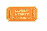Значок / пин металлический Надпись Lonely Hearts club оранжевого цвета