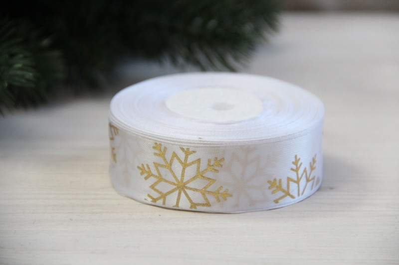 Атлас " Золоті сніжинки " 2,5 см білий рулон 22.5 метри