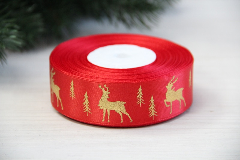 Атлас " Олені та ялинки " 2,5 см червоний рулон 22.5 метри