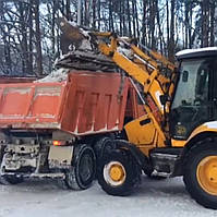 Прибирання снігу трактором