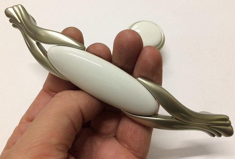Меблеві ручки Eleganza Classica з керамікою в матовому нікелі