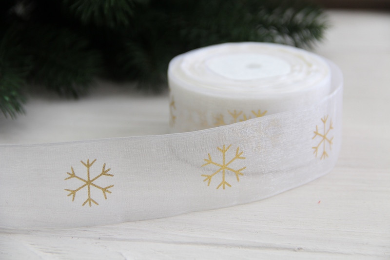 Органза   "Золоті маленькі  сніжинки   "  4 см  біла  рулон 22.5 метри