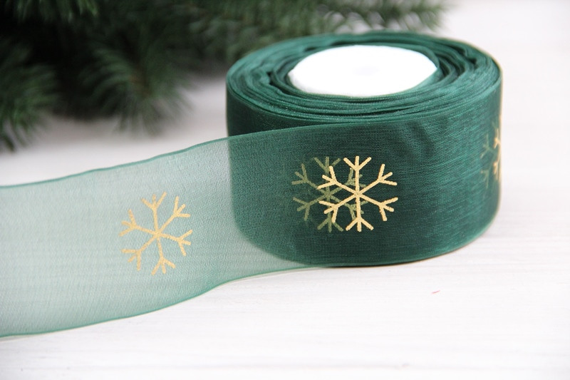 Органза "Золоті маленькі сніжинки " 4 см темно зелена рулон 22.5 метри