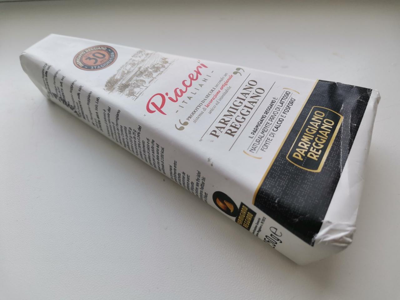 Сир пармезан Piaceri 250 г
