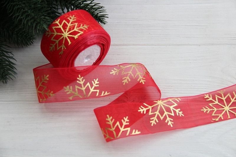 Органза   "Золоті  сніжинки   "  4 см  червона    рулон 22.5 метри