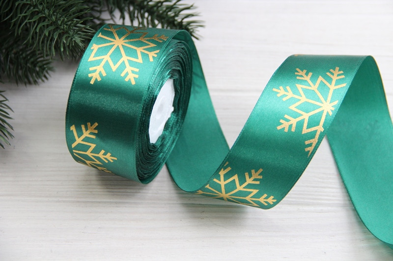 Атлас " Золоті сніжинки " 4 см темно зелений рулон 22.5 метри, фото 1