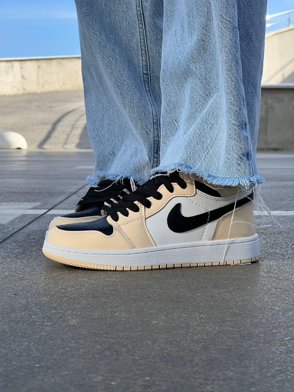 Кроссівки жіночі на кожний день Nike Air Jordan 1. Кросси жіночі Найк Аір Джордан з чорним лого.