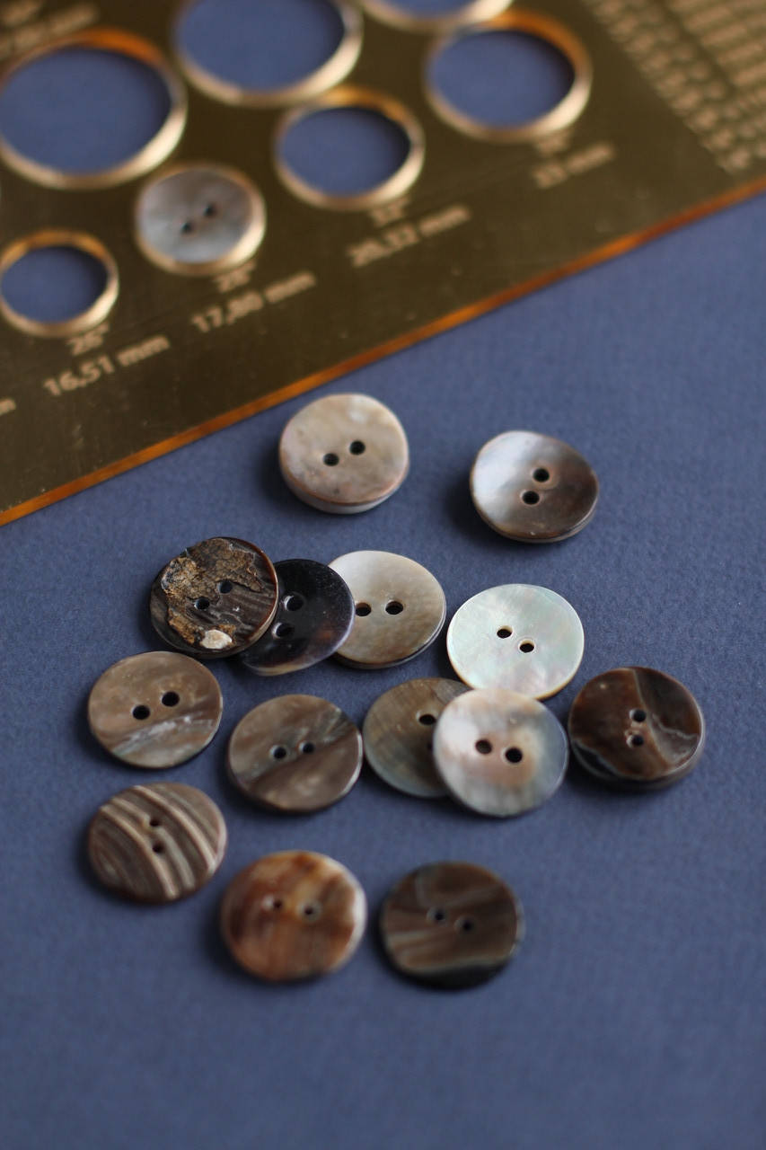 

Пуговицы с ракушки натуральные темные 28L - 18мм